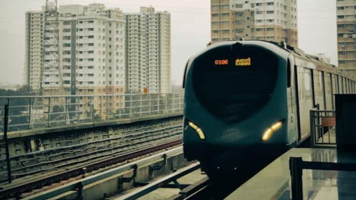 दिल्ली मेट्रो दुनिया के सबसे बड़े और सबसे व्यस्त मेट्रो नेटवर्कों में से एक है. यह नेटवर्क दिल्ली के विभिन्न हिस्सों को जोड़ता है और आसपास के शहरों जैसे नोएडा, गुड़गांव और फरीदाबाद को भी कवर करता है.