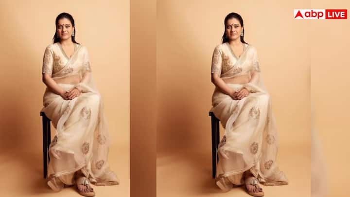 अगर आपको इनमें से कोई डिजाइन पसंद नहीं आया, तो आप व्हाइट एंड गोल्ड कॉम्बिनेशन वाली ये साड़ी चुन सकती हैं, ये बिल्कुल परफेक्ट जंचेगी आपके ऊपर. अगर आप इसको थोड़ा अलग लुक देना चाहती हैं, तो इसके साथ मिनिमल ज्वेलरी, सिंपल मेकअप और माथे की लाल बिंदी ट्राई कर सकती हैं.