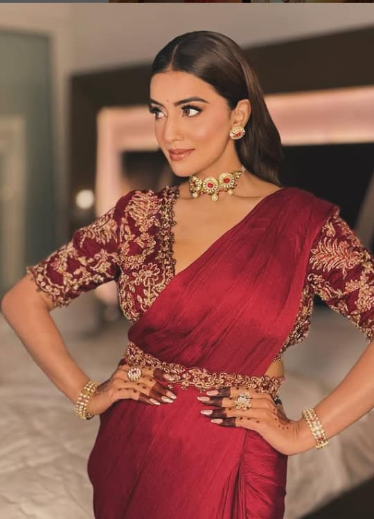 अक्षरा को बचपन से ही एक्टिंग और सिंगिंग का शौक था, और यही उनके करियर की शुरुआत का कारण बना.