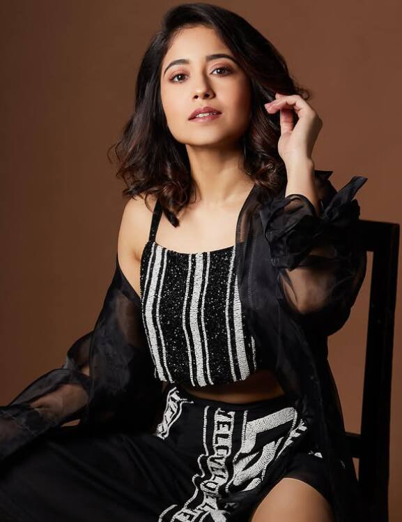 श्वेता इंस्टा पर अपनी ग्लैमरस तस्वीरें शेयर करती रहती हैं जिन्हें फैंस काफी पसंद करते हैं.