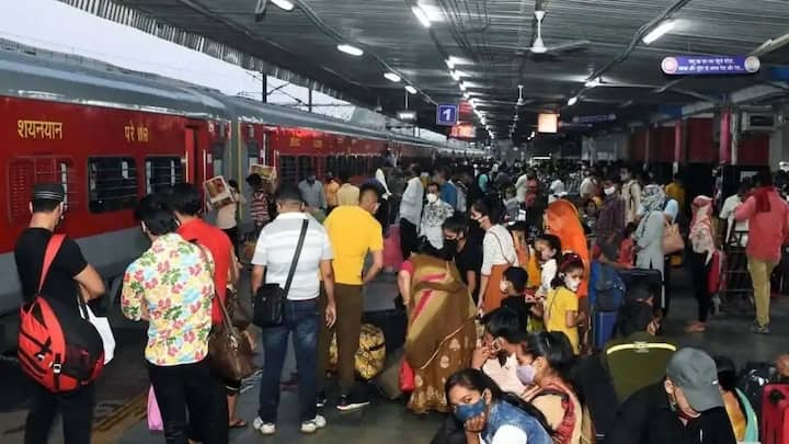 తత్కాల్ బుకింగ్లో మీకు కన్ఫార్మ్ సీటు వచ్చే అవకాశాలుంటాయి. కానీ మీకు 100 శాతం కన్ఫార్మ్ సీటు వస్తుందని గ్యారంటీ లేదు. తత్కాల్లో టికెట్ బుక్ చేసినా... వెయిటింగ్లో వెళ్తూ ఉంటుంది. అయితే ఈ సమయంలో కొన్ని విషయాలను గుర్తుంచుకుని టికెట్ బుక్ చేసుకుంటే సీటు కన్ఫార్మ్ అయ్యే ఛాన్స్ ఉందని చెప్తున్నారు.