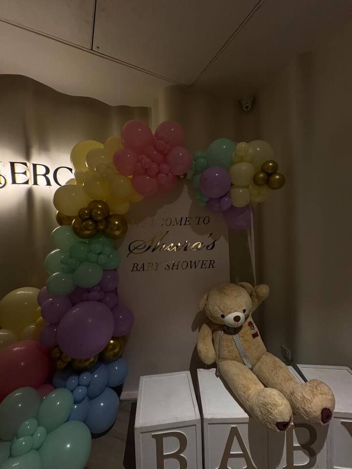 इन सभी में अरहान ने शूरा के बेबी शावर की इनसाइड फोटो भी शेयर की है.