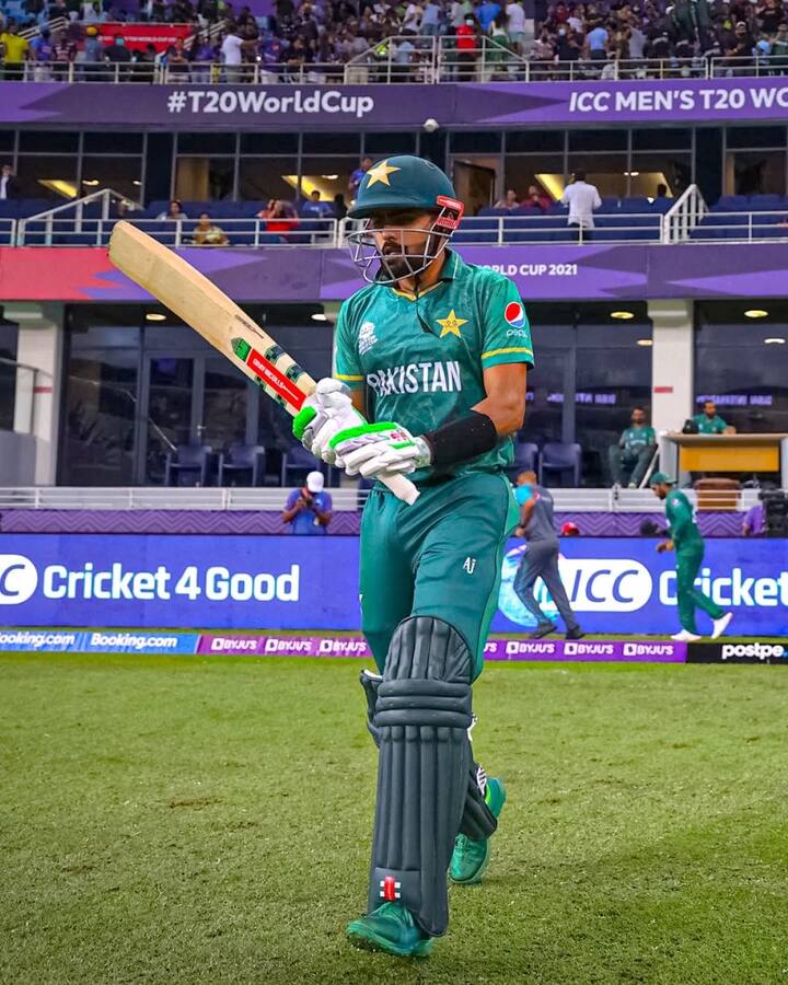 मीडिया रिपोर्ट्स के मुताबिक, बाबर आजम की कुल नेटवर्थ करीब 41 करोड़ रुपये है. बाबर PCB के सेंट्रल कॉन्ट्रैक्ट और ब्रांड एंडोर्समेंट से मोटी कमाई करते हैं. वहीं बाबर को पाकिस्तान सुपर लीग और बिग बैश लीग खेलने के लिए करोड़ों रुपये मिलता है.