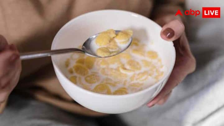 कॉर्नफ्लेक्स, चॉकलेट सीरियल, ग्रेनोला बार, ये सभी चीजें बहुत मीठी होती हैं और इसमें रिफाइंड शुगर और कार्ब्स भरे होते हैं. इनकी जगह दलिया, ओट्स, पोहा या उपमा जैसे देसी और लो-शुगर ऑप्शन चुनें.