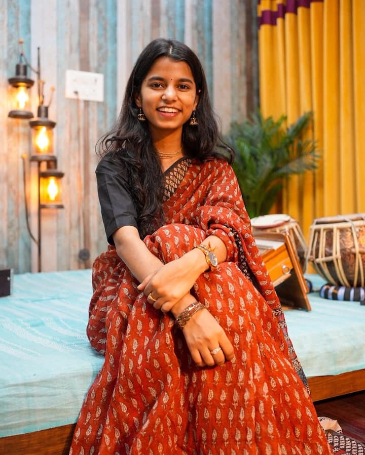 Maithili Thakur is originally from Bihar and made a special identity in the world of singing at a very young age.