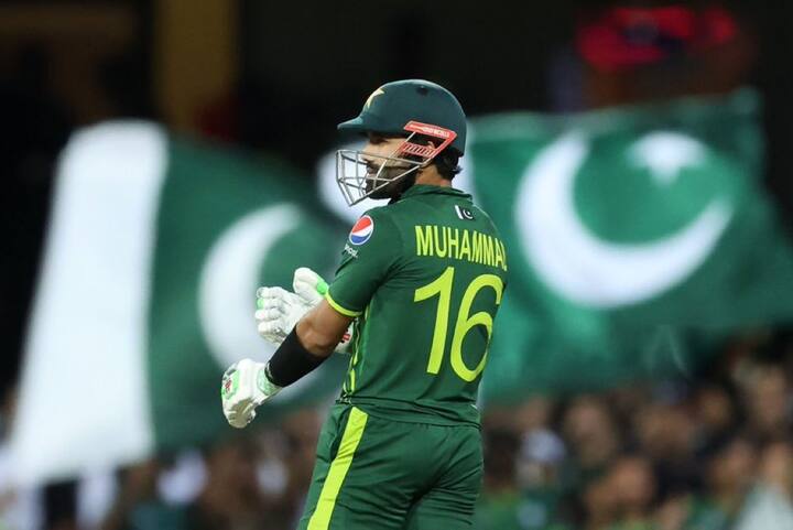 पाकिस्तान क्रिकेट टीम के मौजूदा दौर में सबसे अमीर खिलाड़ियों की लिस्ट में विकेटकीपर बल्लेबाज मोहम्मद रिजवान तीसरे नंबर पर हैं.