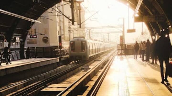 मुंबई मेट्रो नेटवर्क की लंबाई लगभग 523 किमी है, लेकिन कुछ हिस्सा अभी निर्माणाधीन है. वर्तमान समय में देखें तो इसमें औसतन 7.7 लाख यात्री प्रतिदिन यात्रा करते हैं.