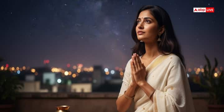 धार्मिक मान्यताओं के अनुसार, करवा चौथ का व्रत सिर्फ विवाहित महिलाएं ही नहीं, बल्कि कुंवारी कन्याएं भी रख सकती हैं. कहा जाता है कि जिन लड़कियों के विवाह में बाधा आती है या जिन्हें मनपसंद जीवनसाथी की कामना होती है, वे करवा चौथ का व्रत रखती हैं. यह व्रत उनके लिए शुभ माना जाता है और भविष्य में सुखद दांपत्य जीवन का आशीर्वाद देता है.