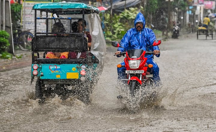 मौसम विभाग के मुताबिक बिहार में अगले 2-3 दिनों तक राज्य के कई हिस्सों में बिजली गिरने और हल्की से मध्यम बारिश होने का अनुमान है. पूर्वोत्तर बिहार और पास के इलाकों में बारिश होने और बिजली चमकने की संभावना है.