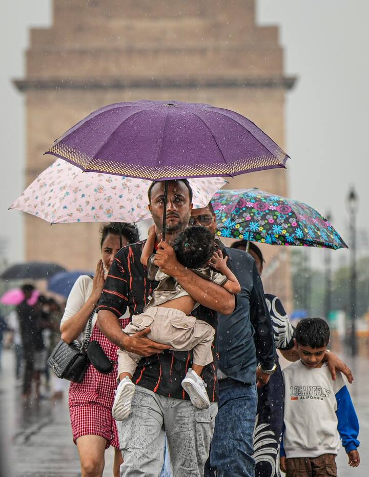 मौसम का मिजाज बदलने के कारण देश की राजधानी दिल्ली समेत यूपी बिहार के कई इलाकों में सोमवार (6 अक्टूबर, 2025) को बारिश हुई. आज मंगलवार को भी कई जगह बारिश की संभावना बनी हुई है. भारत मौसम विज्ञान विभाग (IMD) के मुताबिक मंगलवार को दिल्ली में बादल छाए रहेंगे और कुछ जगहों पर हल्की से मध्यम बारिश होगी.