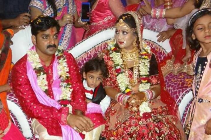 तस्वीरों में देख सकते हैं क अपनी शादी में पवन सिंह रेड कलर के चमचमाते कुर्ते में दूल्हे बने थे और उनकी पत्नी ज्योति भी रेड कलर के लहंगे में दुल्हन बनी बेहद खूबसूत लग रही हैं.