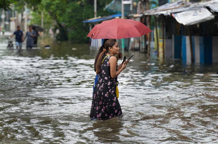 राजस्थान में कई जगहों पर ओलावृष्टि और भारी बारिश दर्ज की गई, जबकि पूर्वी राजस्थान में भी भारी बारिश के साथ गरज-चमक जारी रहने की संभावना है. मौसम विभाग के अनुसार, मानसून की वापसी की प्रक्रिया अगले 3-4 दिनों में आगे बढ़ेगी.