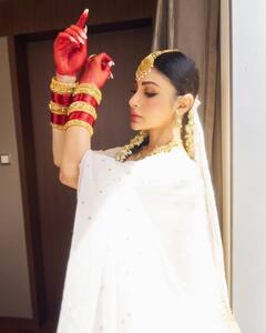 मौनी रॉय की 10 दिलकश तस्वीरें, हाथों में आल्ता लगा फ्लॉन्ट किया रॉयल लुक