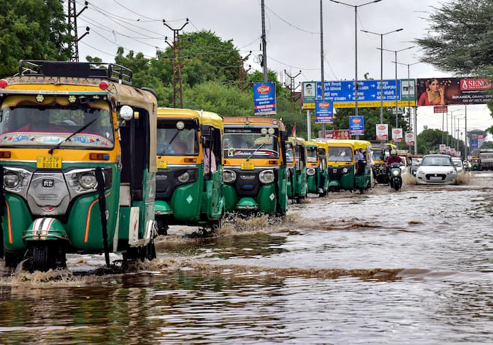 मौसम विभाग के ताजा अपडेट के मुताबिक अरुणाचल प्रदेश, असम, मेघालय, नागालैंड, मणिपुर, मिजोरम और त्रिपुरा में अगले 5 दिनों तक बारिश का सिलसिला जारी रहेगा. इसके अलावा दक्षिण भारत के तमिलनाडु, केरल, कर्नाटक और आंध्र प्रदेश के कई हिस्सों में भी 10 अक्टूबर तक भारी बारिश की चेतावनी दी गई है.