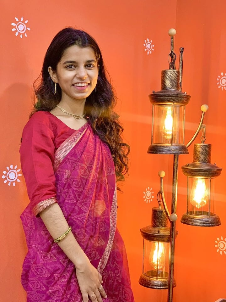 Sometimes she is wearing a Banarasi saree, sometimes she has shown style in Floi skirt and top. His confidence is reflected in every picture. His fashion journey proves that traditional and modernity can be mixed beautifully.