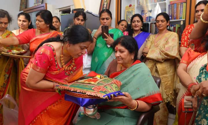 दादी-नानी के समय करवाचौथ से पहले महिलाएं अपनी सास से मिली सरगी की थाली के साथ दिन की शुरुआत करती थीं. थाली में फेनिया, पराठे, मिठाई, फल और सूखे मेवे भी रखे जाते थे. उस समय सरगी सिर्फ एक प्रकार का भोजन नहीं माना जाता था, बल्कि सास का अपनी बहू को दिया गया आशीर्वाद समझा जाता था.
