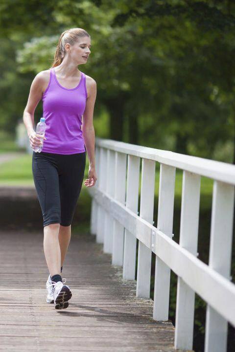 चालणे हा सर्वात सोपा व्यायाम आहे. चालल्याने मूड फ्रेश राहतो आणि नैराश्यापासून आराम मिळतो.