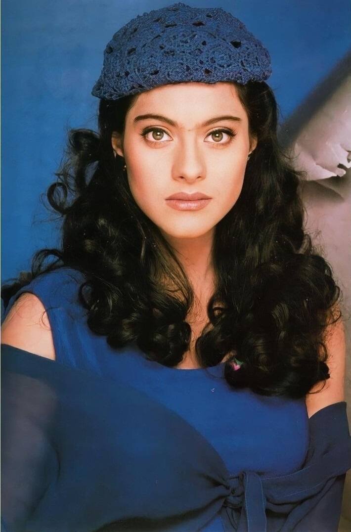 Kajol's fashion and style were also very much liked in youth. She always set trends in her clothes, makeup and hairstyle.
