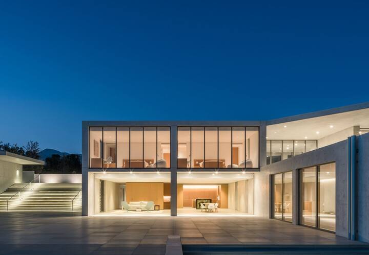 बेयोंसे का आलीशान घर कैलिफोर्निया में समुद्र किनारे बसे शहर मलिबू में है और इसकी कीमत 200 मिलियन डॉलर बताई जाती है. इडियन करेंसी के हिसाब से इसकी कीमत 1600 करोड़ से भी ज्यादा है.