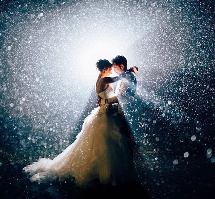 स्वप्नात पैसे सापडणे किंवा स्वतःचं लग्न होताना पाहणे हे केवळ योगायोग नसून, ते तुमच्या आयुष्यात लवकरच येणाऱ्या सुवर्णसंधी आणि नवीन सुरुवातीचे संकेत मानले जातात.