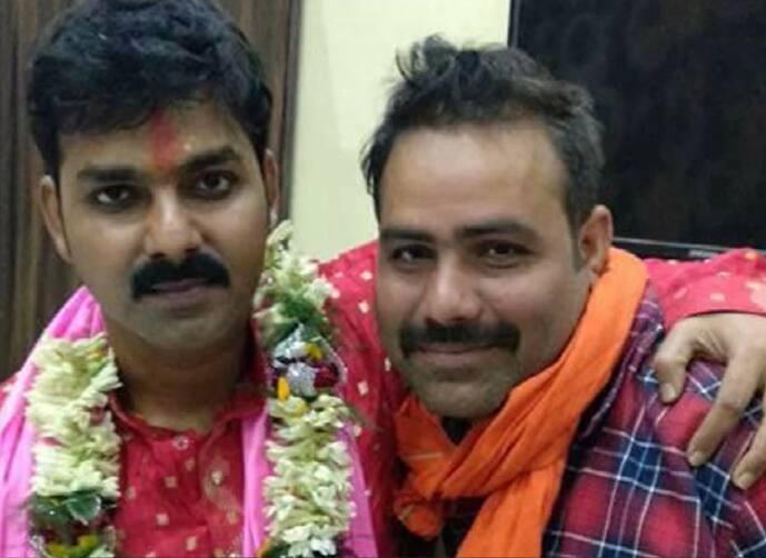 तस्वीरों में दूल्हा बने पवन सिंह काफी खुश नजर आ रहे हैं.
