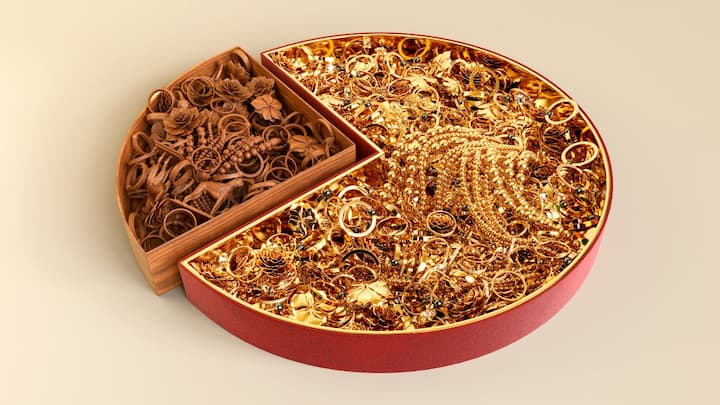 सोने की कीमतों में लगातार उछाल की कई वजहें हैं. सबसे पहले तो दुनिया भर में आर्थिक अनिश्चितता बनी हुई है. अमेरिका और यूरोप की कमजोर होती अर्थव्यवस्था, बढ़ती महंगाई और ब्याज दरों में उतार-चढ़ाव ने लोगों को सुरक्षित निवेश के रूप में सोने की ओर खींचा है.