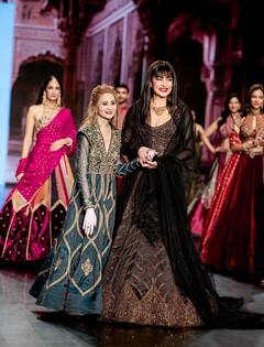 Photos: ब्लैक लहंगे में 'देवी' बनकर रैंप पर छाईं सुष्मिता सेन, साधना हेयरकट में पहचानना हुआ मुश्किल