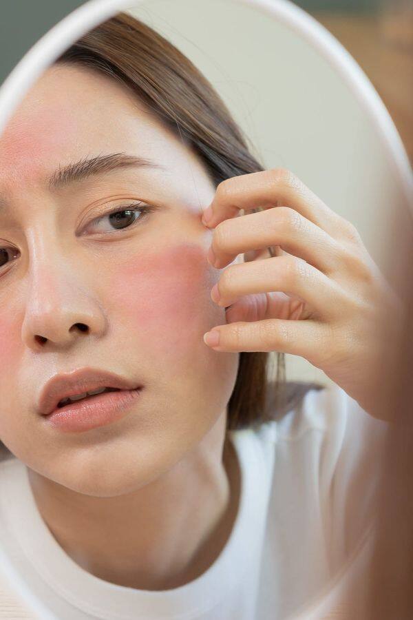 सेंसिटिव्ह त्वचेवर बेसन पिठ लावल्यास पिंपल्सची संख्या वाढू शकते. तसेच त्वचेला जळजळ होणे आणि लालसर डाग किंवा चट्टे उठण्याची शक्यता देखील वाढते, त्यामुळे सेंसेटिव्ह त्वचेसाठी बेसनचा वापर काळजीपूर्वक करावा.