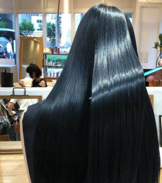 परफेक्ट कोरियन हेअर पॅक तयार करण्यासाठी अंडे, अॅलोवेरा जेल, खोबरेल तेल आणि जिनसेंग पावडर एकत्र करून पेस्ट बनवा; हे मास्क केस सुंदर बनवायला अधिक मदत करते