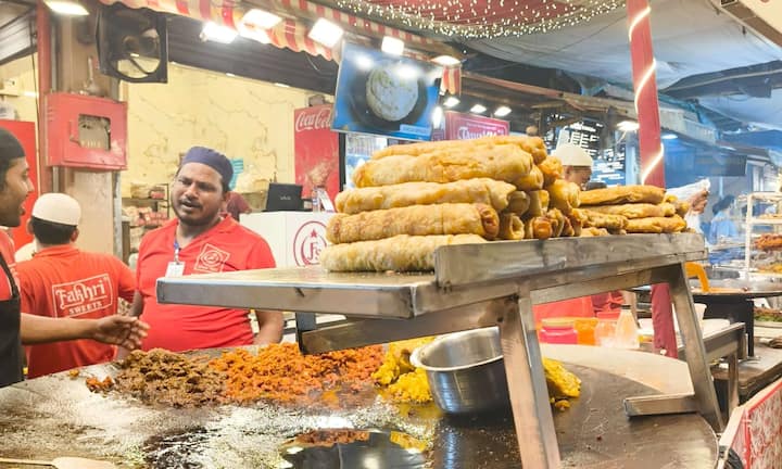 इसके बाद मुंबई के मोहम्मद अली रोड फूड मार्केट का नंबर आता है. मुंबई का यह मार्केट रमजान के समय में जगमगा उठता है. यहां का कबाब, मालपुआ, नल्ली निहारी और फिरनी जैसी डिशेस बहुत फेमस हैं.