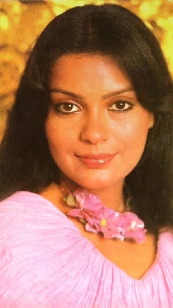 जीनत अमान का जन्म 19 नवंबर 1951 को मुंबई में हुआ था. उन्होंने अपने करियर की शुरुआत फिल्मों से की और जल्दी ही अपनी शानदार एक्टिंग और ग्लैमरस लुक के लिए जानी जाने लगीं.