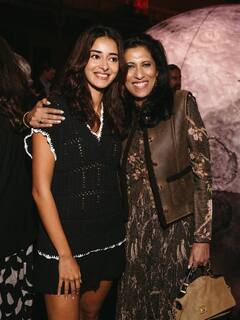 ब्लैक शॉर्ट ड्रेस में अनन्या पांडे ने दिखाया फैशन का जलवा, पेरिस की सड़कों पर दिए गॉर्जियस पोज