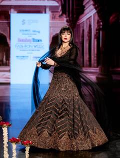 Photos: ब्लैक लहंगे में 'देवी' बनकर रैंप पर छाईं सुष्मिता सेन, साधना हेयरकट में पहचानना हुआ मुश्किल