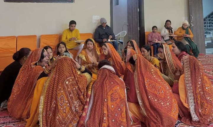 दादी-नानी के समय में करवाचौथ का व्रत खोलने के समय जब चांद निकलता था, तो सभी महिलाएं एक साथ आंगन में जमा होती थी. इसके बाद हाथ में छलनी लेकर पहले चांद को और फिर अपने पति के चेहरे को देखती थी. इसके बाद पति अपनी पत्नी को पानी पिलाकर उसका व्रत तोड़ता था. व्रत की प्रक्रिया पूरी होने के बाद उस समय महिलाएं अपने बड़े-बुजुर्गों का आशीर्वाद लेती थी.