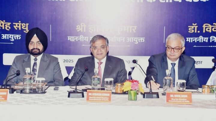 लेकिन अब सवाल यह है कि बिहार में चुनावी आचार संहिता लागू होने के बाद क्या इस योजना में आवेदन किया जा सकता है या नहीं. सूर्य घर योजना के तहत सरकार लोगों को छत पर सोलर पैनल लगाने के लिए सब्सिडी देती है. इससे लोगों का बिजली बिल काफी कम हो जाता है और पर्यावरण को भी फायदा पहुंचता है.