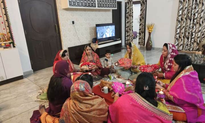 इसके अलावा हमारी दादी नानी के समय में करवाचौथ पर पार्लर का चलन नहीं था और नहीं महंगे ब्यूटी प्रोडक्ट्स का. इस दिन पहले महिलाएं घर पर ही मेहंदी, बालों में फूल लगाती थी. साथ ही महिलाएं इस दिन पर अपनी शादी का लाल जोड़ा या लाल साड़ी पहनती थी. उस समय हाथों में चूड़ियां, मांग में सिंदूर ही महिलाओं का असली श्रृंगार होता था.