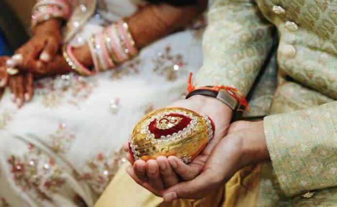 ਹਾਲਾਂਕਿ, ਆਮ ਲੋਕਾਂ ਨੂੰ ਇਨ੍ਹਾਂ ਰਸਮਾਂ ਬਾਰੇ ਚਿੰਤਾ ਕਰਨ ਦੀ ਜ਼ਰੂਰਤ ਨਹੀਂ ਹੈ, ਕਿਉਂਕਿ ਇਹ ਜ਼ਿੰਮੇਵਾਰੀ ਹੈਲੀਕਾਪਟਰ ਕੰਪਨੀ ਜਾਂ ਆਪਰੇਟਰ ਦੀ ਹੈ। ਇਸਦਾ ਮਤਲਬ ਹੈ ਕਿ ਜੇਕਰ ਤੁਸੀਂ ਆਪਣੇ ਵਿਆਹ ਨੂੰ ਯਾਦਗਾਰ ਬਣਾਉਣਾ ਚਾਹੁੰਦੇ ਹੋ ਅਤੇ ਲਾੜੇ ਦੀ ਅਸਮਾਨ ਤੋਂ ਐਂਟਰੀ ਕਰਵਾਉਣਾ ਚਾਹੁੰਦੇ ਹੋ, ਤਾਂ ਤੁਹਾਨੂੰ ਨਾ ਸਿਰਫ਼ ਆਪਣੇ ਪਰਸ ਦੇ ਧਾਗੇ ਢਿੱਲੇ ਕਰਨੇ ਪੈਣਗੇ, ਸਗੋਂ ਨਿਯਮਾਂ ਅਤੇ ਕਾਨੂੰਨਾਂ ਦੀ ਵੀ ਪਾਲਣਾ ਕਰਨੀ ਪਵੇਗੀ।