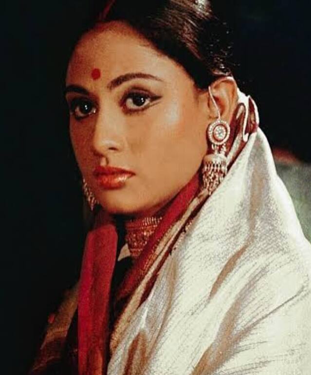 She is wearing earrings and a choker necklace with this white saree. The red big bindi is enhancing her look.