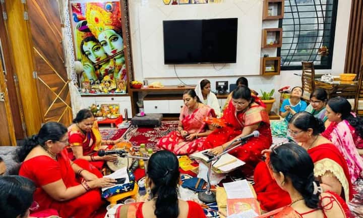 दादी-नानी के समय में महिलाएं करवाचौथ के दिन घरों से निकलकर गांव की चौपाल या मोहल्ले के किसी आंगन में एक साथ इकट्ठा होती थी. इसके बाद सभी महिलाएं मिलकर करवाचौथ की कहानी सुनतीं, गीत गाती और एक दूसरे के साथ वक्त बिताती थीं. दादी-नानी के समय में इस दिन महिलाओं के बीच अपनापन का अनोखा माहौल देखने को मिलता था.