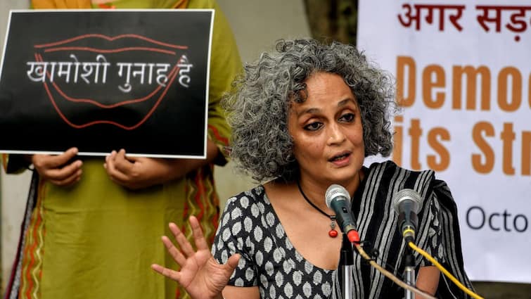 <div>Delhi University VC Slams Arundhati Roy's Remarks On Kashmir As 'Hate Speech'</div>