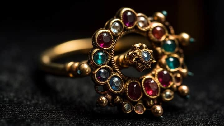 दूसरा बड़ा कारण है डॉलर और रुपये का समीकरण. जब डॉलर महंगा होता है या रुपया कमजोर पड़ता है, तो भारत में सोने की कीमत अपने आप ऊपर चली जाती है क्योंकि भारत ज्यादातर सोना आयात करता है.