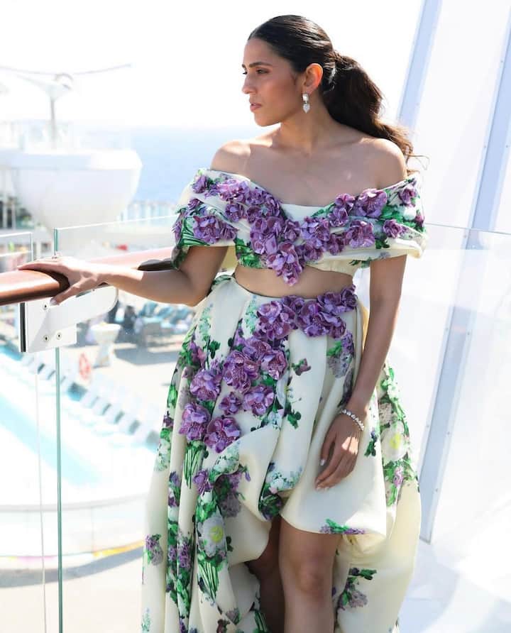 श्लोका को लग्जरी कार और गहनों का काफी शौक है.उनके पास दुनिया का सबसे महंगा नेकलेस है, जिसकी कीमत 455 करोड़ रुपये है.