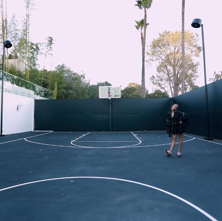 It is not surprising to have a basketball court in Queen Bay's house, because the Carter family is a fan of this game.