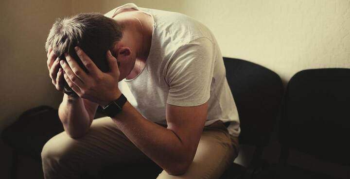 आजच्या धावपळीच्या जीवनात ताण, चिंता आणि झोप न लागणे या समस्या खूप सामान्य झाल्या आहेत. मात्र औषधं न घेता, शरीरातील काही खास प्रेशर पॉइंट्सवर हलका दाब दिल्यास तुम्हाला नैसर्गिकरीत्या आराम मिळू शकतो.