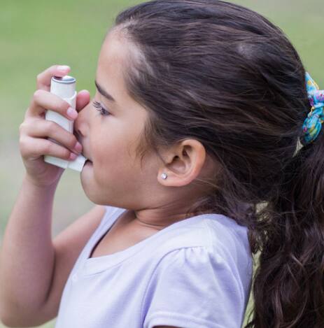 दम्याची लक्षणे व्यक्तीवर अवलंबून वेगवेगळी असतात, जसे श्वास घेणे कठीण होणे, छातीत ताण किंवा वेदना, खोकला आणि चिंता वाटणे, आणि धूळ किंवा अ‍ॅलर्जीच्या संपर्काने ती वाढू शकतात, त्यामुळे अश्यावेळी  डॉक्टरांचा सल्ला घ्यावा.