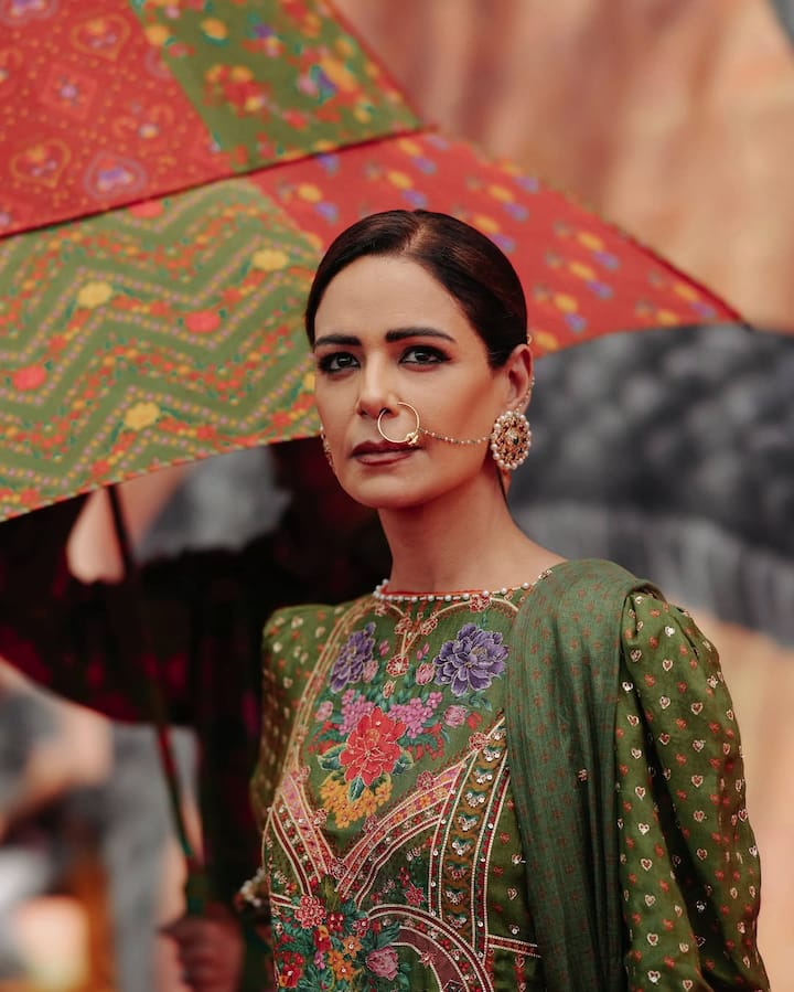 In his latest pictures, Mona shows amazing balance in both modern and traditional style. In a picture, she is seen in a stylish gown, her smile and expression shows a glimpse of her confidant. This is the reason that his fans rain on every picture of him.