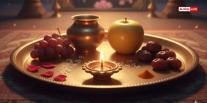 अविवाहित लड़कियों के लिए करवा चौथ का व्रत रखने की विधि थोड़ी अलग होती है. उनके लिए व्रत को हल्का रखना और फलाहारी रखना ज्यादा उचित होता है. फल, खजूर, दूध और हल्का खाना रखकर भी व्रत का महत्व पूरा होता है.