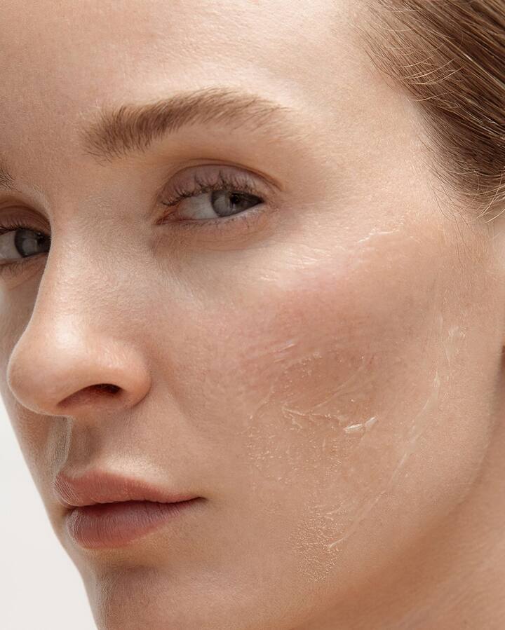 ड्राय स्किन असलेल्या लोकांनी बेसन पिठाचा वापर टाळावा किंवा फारच कमी प्रमाणात करावा. कारण बेसन त्वचेवरील ओलावा शोषून घेतो, ज्यामुळे त्वचा कोरडी आणि सोलवटू शकते.