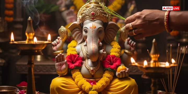 हिंदू धर्म की पूजा में गणपति पूजन में दूर्वा चढ़ाना अत्यंत श्रेयस्कर है. बुधवार को भगवान गणेश को 21 दूर्वा चढ़ाना शुभ होता है. दूर्वा उनके सिर पर रखें, चरणों में नहीं रखना चाहिए. ऐसा करने से गणेशजी शीघ्र प्रसन्न होते हैं.