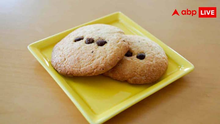 शुगर फ्री बिस्कुट और मिठाइयां खाने से बचें. बहुत से लोग सोचते हैं कि शुगर-फ्री लिखा हो तो वो डायबिटीज के लिए ठीक है. लेकिन इनमें अक्सर शुगर अल्कोहल होते हैं, जो ब्लड शुगर को प्रभावित कर सकते हैं और पेट खराब कर सकते है. इसलिए घर की बनी मिठाइयां जैसे खजूर, नारियल और मेवों से बनी चीजें खाएं.